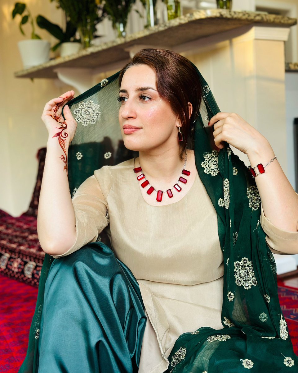 FForotan's tweet photo. یار مې په سرو لاسو مین دی
زه به نکریزې په خپل کور کې شنې کومه

#لندی 
#پښتوورځ https://t.co/lOnq4J5Uhp