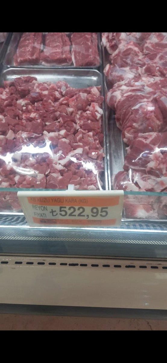tarkandogan13's tweet photo. 1 kg et 522 lira olmuş. Bence fiyat gayet makul. Ekonomi süper! Bundan sonra böyle! https://t.co/5MFsV4do6l