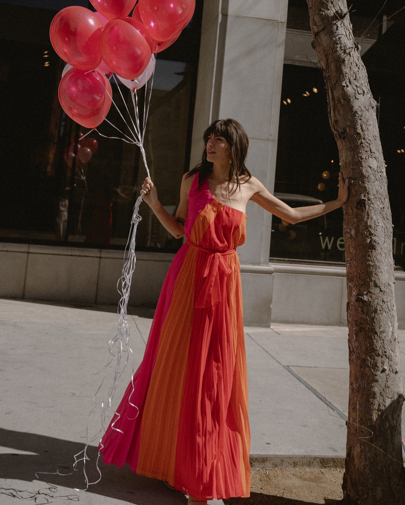 Step into the world of color. Paint the town stylish! 🌈

flyingtomato.com⁠
⁠
#citystyle #streetstyle #cityfashion #urbanfashion #downtownfashion #chiclook #citychic #downtownstyle #datenightoutfits #summerlook #partydress #floraldresses #pinkdresses