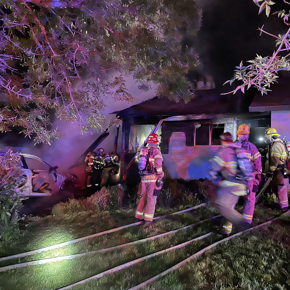 fox12oregon's tweet photo. Family of 9 lose home to fire in Beaverton: https://t.co/KCDZ9s5vfB https://t.co/0w9VvwwXqv