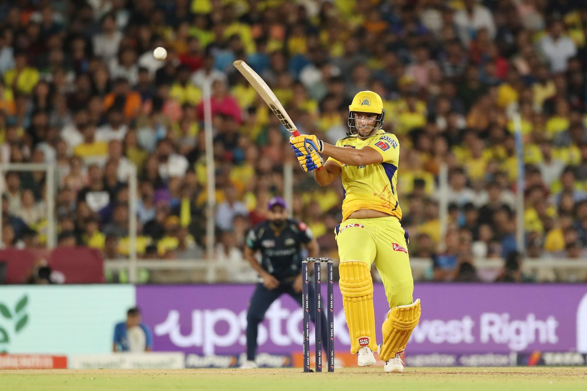 IPL's tweet photo. Shivam Dube with back to back MAXIMUMS!

Chennai Super Kings need 38 off 18 🙌

Where do you reckon is this heading towards folks 🤔

Follow the match ▶️ https://t.co/WsYLvLrRhp

#TATAIPL | #Final | #CSKvGT https://t.co/g4ZoDyT9IN