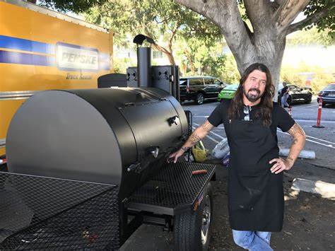 @SuperMediaBros_ @thebandGHOST @deadonasunday @foofighters @Sleep_Token @YvesTumor @BeerInFront @manscaped @OddPodsMedia @foofighters Dave Grohl is a huge bbq guy! Would love to try to get him on our show