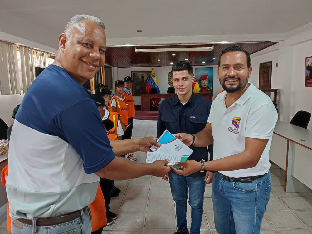 fundeca2's tweet photo. Estudiantes de educación básica y media general de la UEE José Manuel Siso Martínez que conforman la Brigada de Prevención Escolar, son atendidos bajo el Plan Fundeca va a la Escuela, con el objetivo de brindar conocimientos del funcionamiento del Concejo municipal de Guaicaipuro https://t.co/K1e1oi4J4i