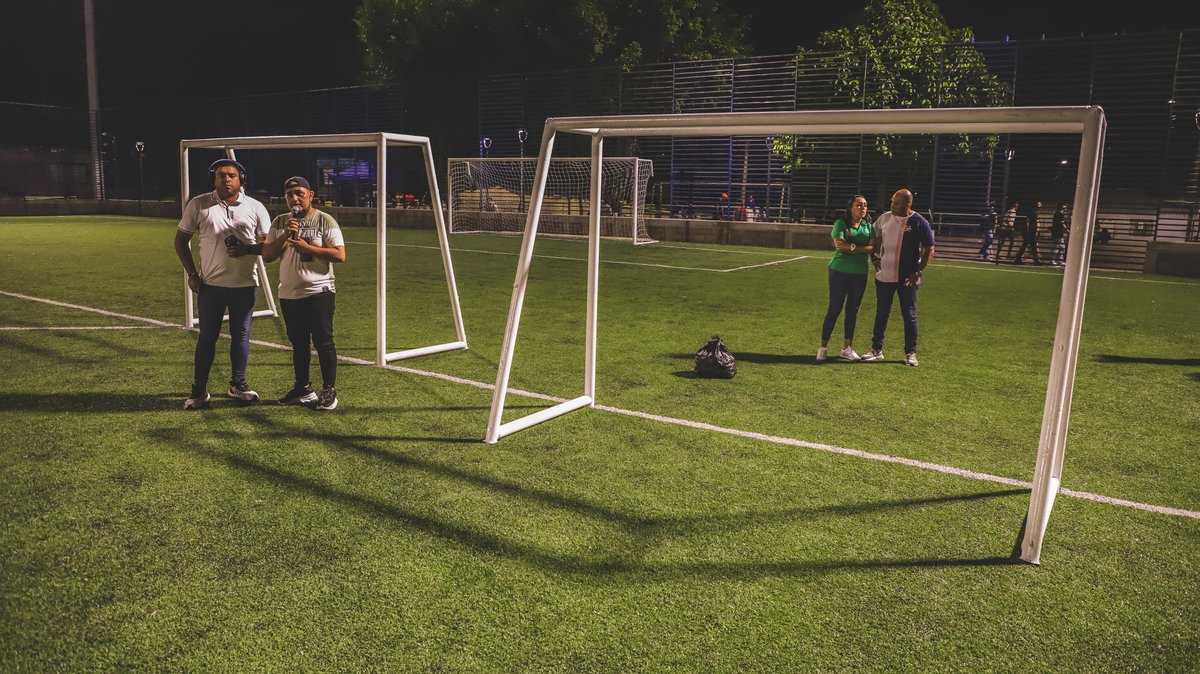 UNIPAZnoticias's tweet photo. #ExtensiónUniversitaria | En UNIPAZ, valoramos la comunidad y el deporte. Nuestro #RectorUNIPAZ y el equipo de bienestar institucional han hecho entrega de dos arcos de Minifútbol y mallas a los clubes deportivos y a la ciudadanía de la Comuna 5. https://t.co/gqz2IZPdiP
