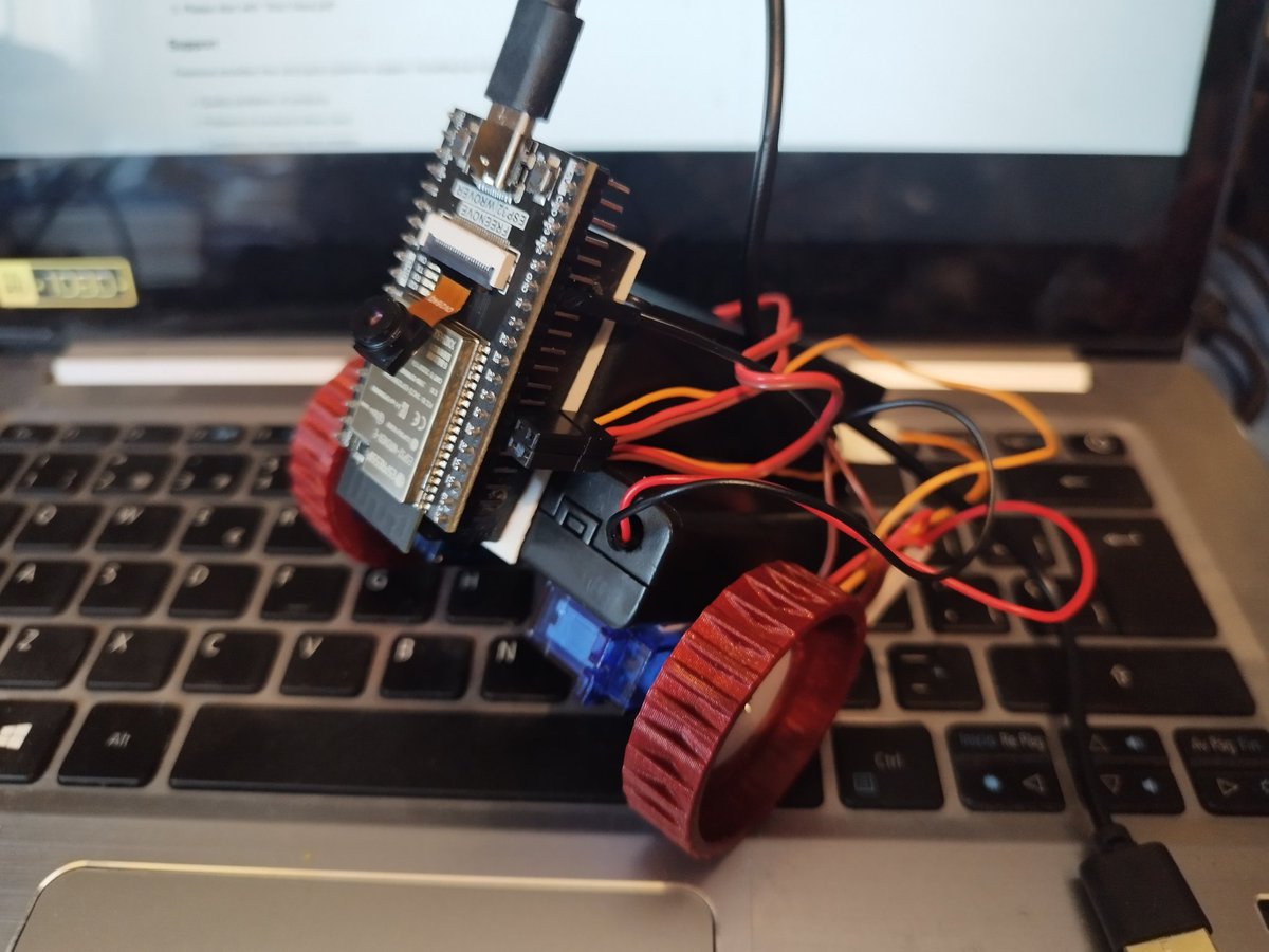 alfonsoem's tweet image. Menudo 'Frankenstein' he montado para que lo conduzcan los nenes desde la tablet, en plan FPV #esp32cam #freenove