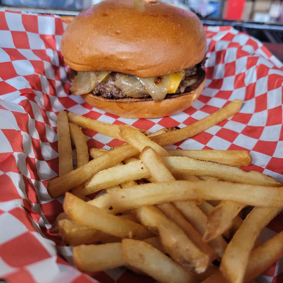 Smashburgers and Chicken Sammies for just $8 bucks all day long😍 every Thursday! Which one are you gonna try??😋 #getlost #lostboysgarage #eatspokane #spokaneeats #smashburger