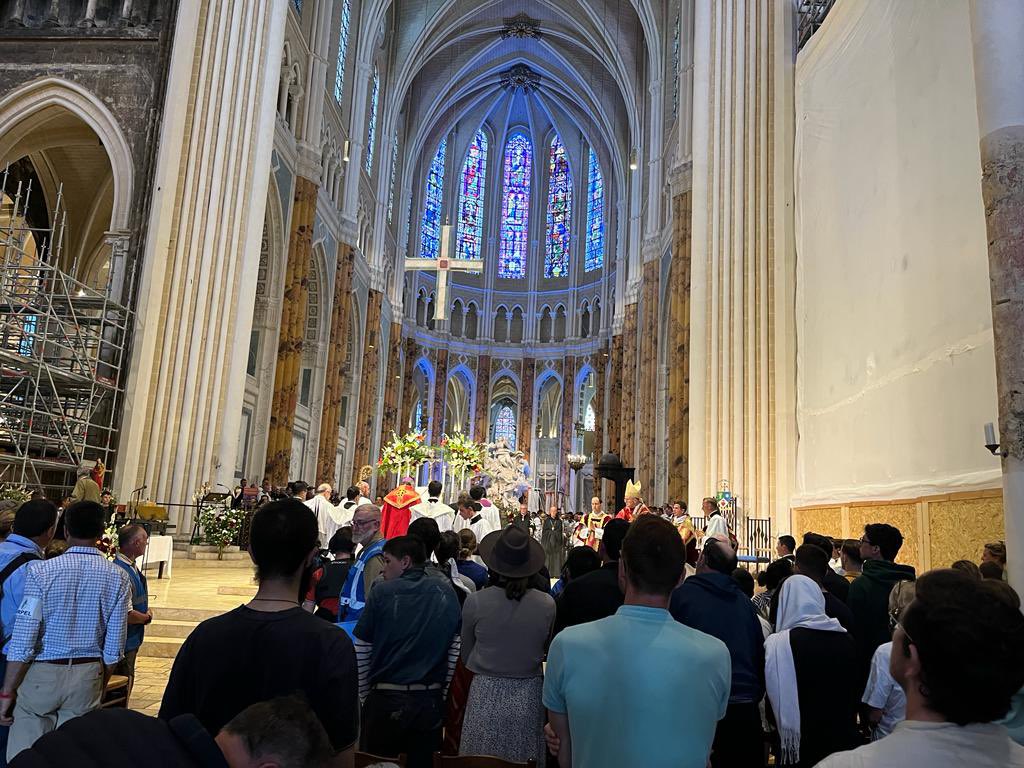 S. Messa pontificale a chiusura del #pellegrinaggioachartres #NDC2023 nella cattedrale di #Chartres #mil #messainlatino