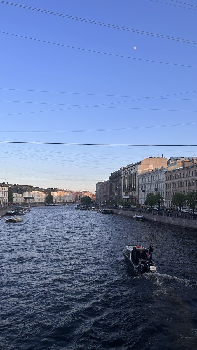amich___'s tweet photo. Еду в магазин гучи санпитибургер https://t.co/fYz989VLJT