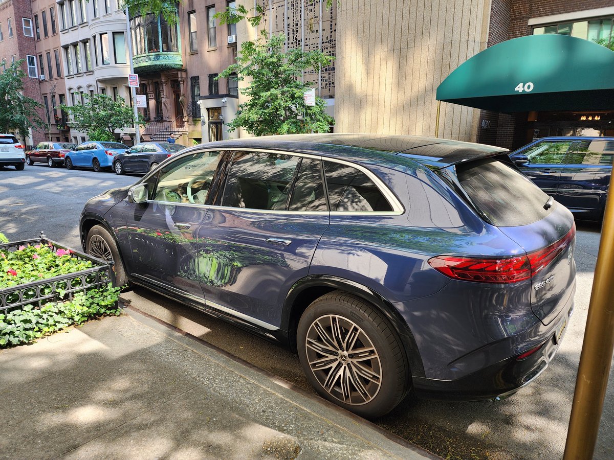 This is the first Mercedes EQS SUV I've seen on the street. Although it needs a wash, lol, its build & interior quality make Teslas look like obsolete electric toys.