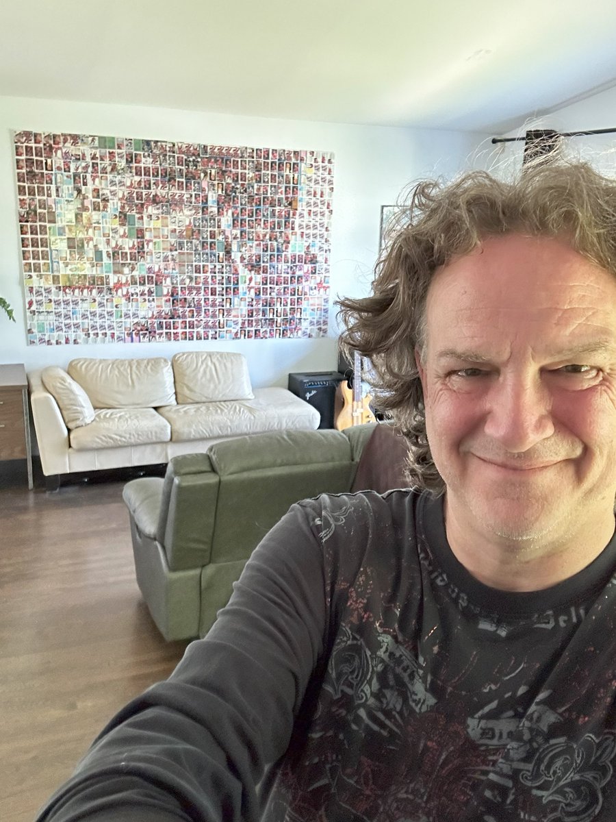hockeymosaics's tweet photo. 663 Guy Carbonneau cards on the wall, one for each of his NHL regular season points.
This is not a print, these are real cards, all Carbo

@CanadiensMTL @gcarbo21 #NHL #Sportscards #GoHabsGo @ThecardLifeTV #HockeyArt https://t.co/v9hW7Wxd5F