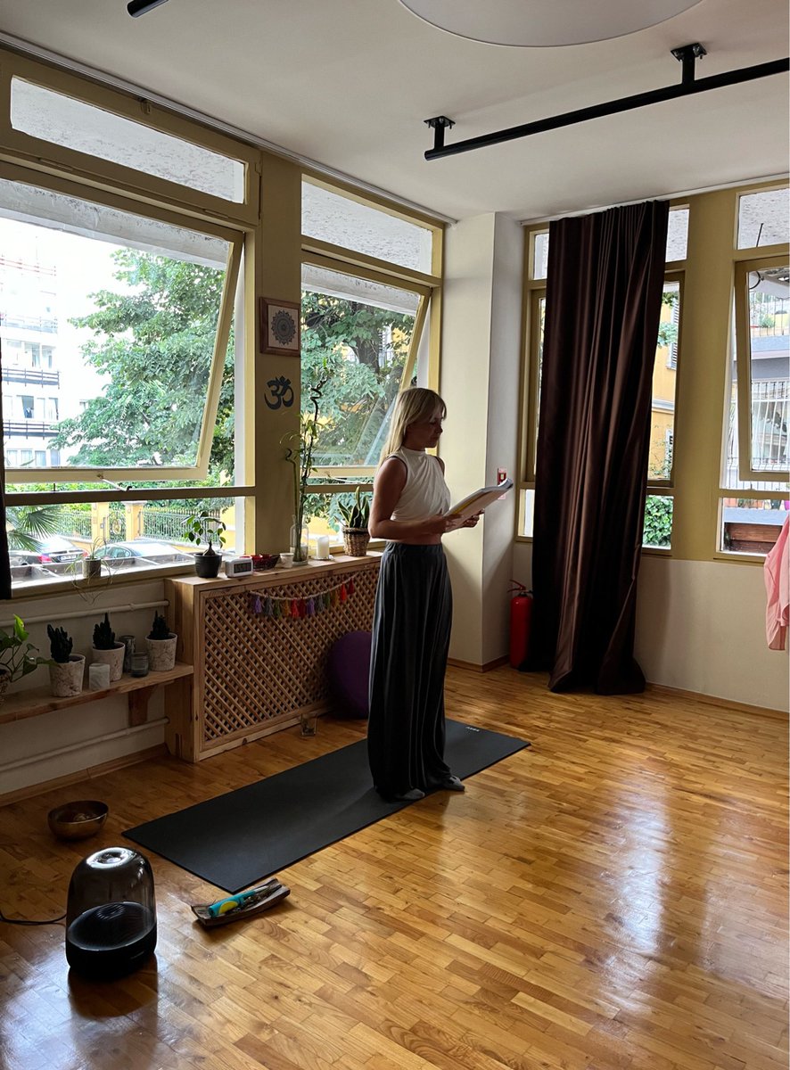 ecebaban's tweet photo. Hafta sonu aldığım yoga eğitiminden🌸 Hepimiz ilk dersten birbirimize temel hareketleri yaptırmaya çalıştık☺️ #goayoga #yoga #yogalife https://t.co/YS9RzsjRDe