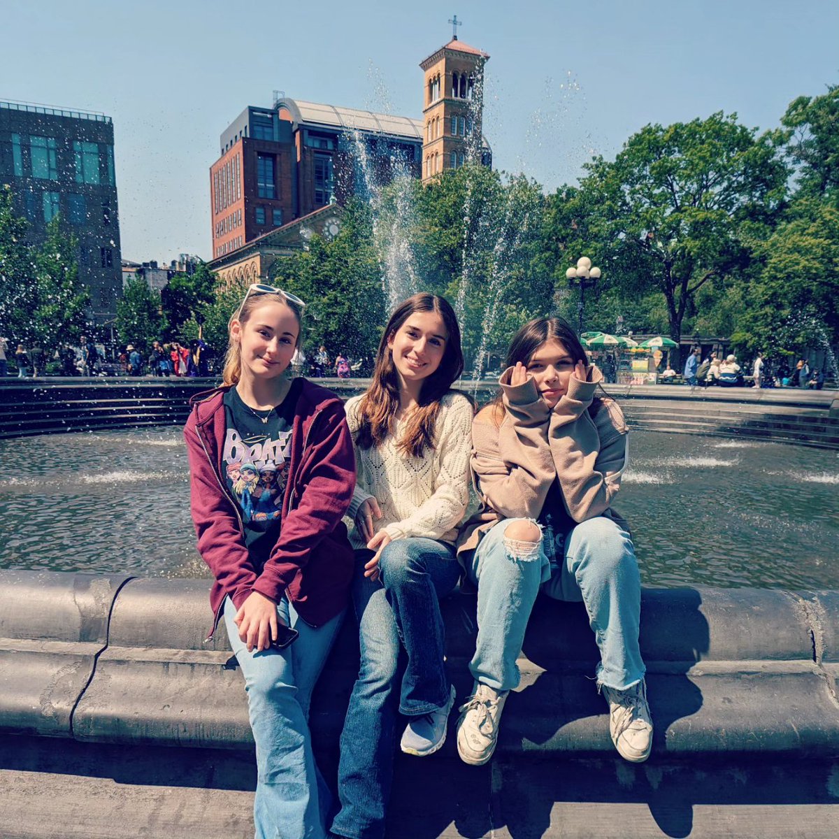 Covington MS Orchestra and Theater exploring Washington Square Park and shopping 🛍 for souvenirs in Chinatown 👛💕🧋

#covingtontakesnewyork #newyorkcity #gocolts #aisdproud #aisdarts #music @CovingtonMSFAA @AustinISD @AISDArts @Covington_Colts