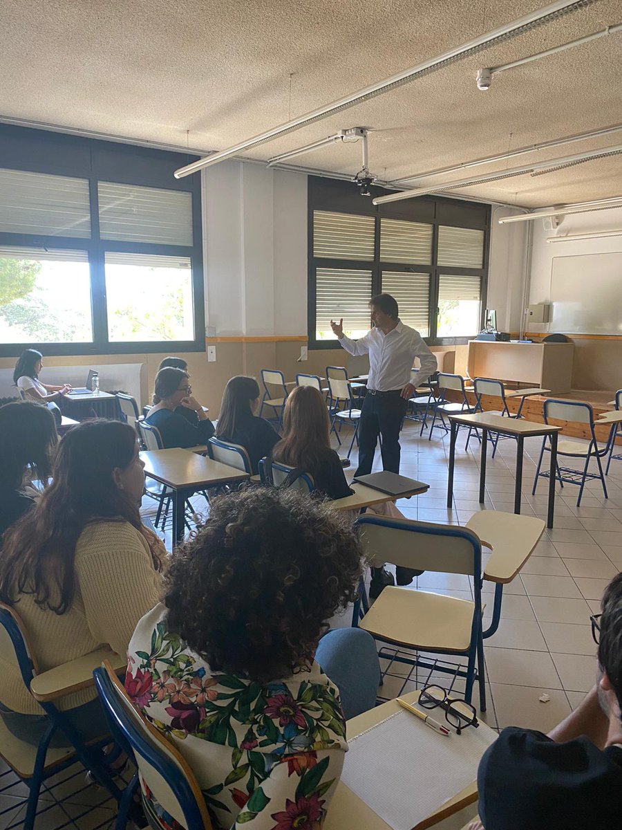 my_Carenet's tweet photo. Avui hem explicat els valors pedagògics de l'APP Compartim a la facultat de pedagogia de la Universitat de Barcelona. Una APP per l'alumnat amb necessitats educatives especials @UniBarcelona #educacioinclusiva #alumnatalcentre #appsocial #ife #mycarenet https://t.co/mTMrCgrJTl