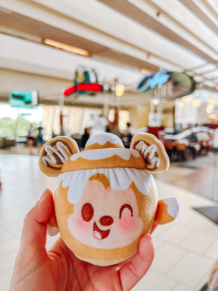 lexivas's tweet photo. last trip, cinnamon roll mickey went to visit friends at chef mickey’s 🍽️🩵
stay tuned for the cutest interactions… 😉
#DisneyParks #ChefMickeys #DisneyMunchlings @shopDisney
https://t.co/B0dv6BoB5g https://t.co/Wy2C6WoqV2