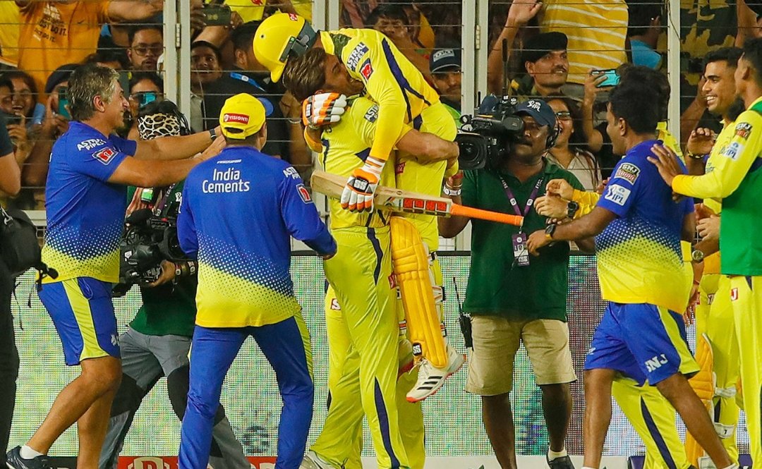 This is the true bond. The moment to cherish. What a win for Yellow Army💛
#cskvsGt #jadeja #MSDhoni