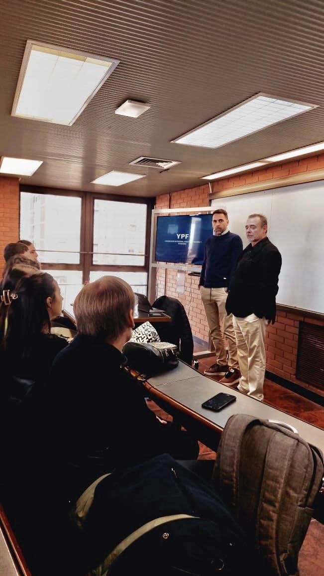CarrerasSM's tweet photo. Hoy estuvimos conversando sobre cuestiones de estrategia en comunicación y asuntos institucionales con alumnos de @RRPP_UB 
Nos da orgullo acercarnos a charlar con alumnos sobre los desafíos que tenemos desde @YPFoficial y cómo trabajamos desde las distintas áreas 🇦🇷 https://t.co/irmbjbqg3Q