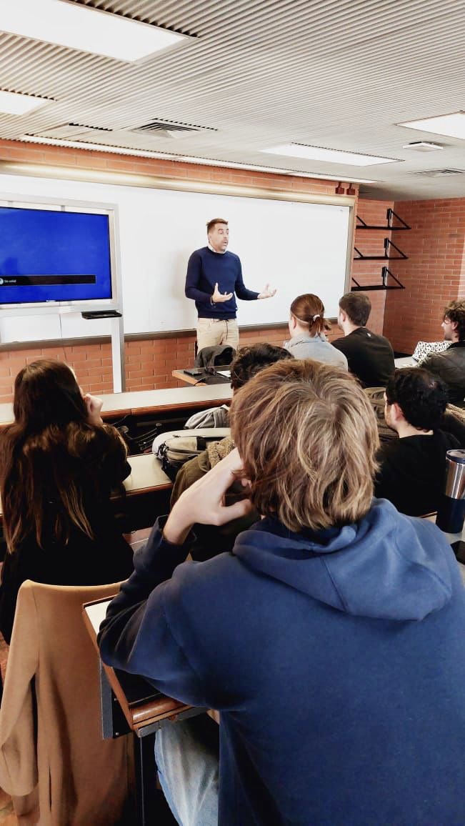 Hoy estuvimos conversando sobre cuestiones de estrategia en comunicación y asuntos institucionales con alumnos de <a href="/RRPP_UB/">Relaciones Públicas UB</a> 
Nos da orgullo acercarnos a charlar con alumnos sobre los desafíos que tenemos desde <a href="/YPFoficial/">ypfoficial</a> y cómo trabajamos desde las distintas áreas 🇦🇷