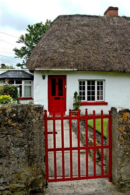 CiaranFromCabra's tweet photo. I go wild for a white painted house with a red door https://t.co/bbKcyMoBkT