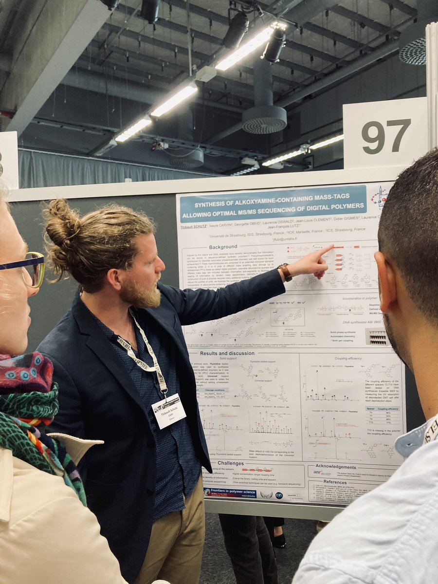 @SchutzThibault presenting his project about digital polymers at the poster session of #FrontiersPoly2023