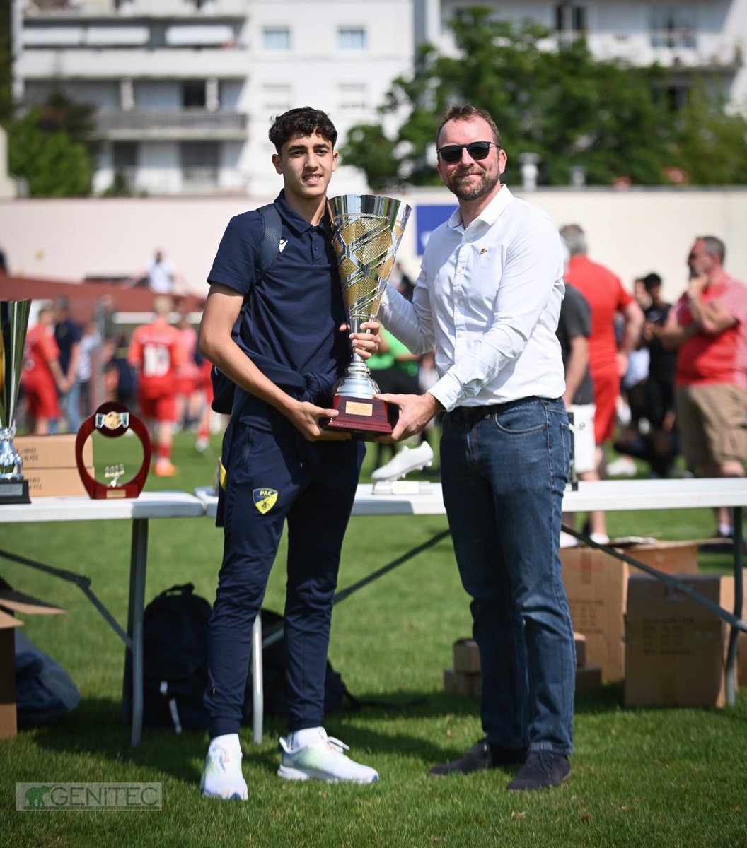 paradou_off's tweet photo. تتويج نادي أتلتيك بارادو كأفضل نادي تحلى بالروح الرياضية داخل وخارج الميدان 👏👏🇩🇿

#ParadouAC 🟡🔵 https://t.co/XNxJxzpIr2