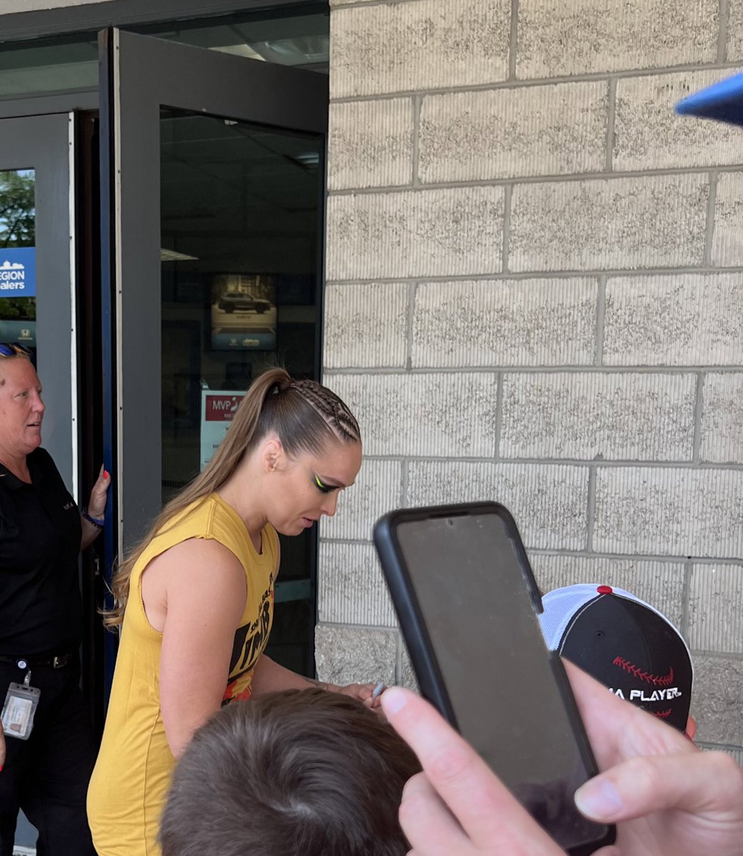 jppaq's tweet photo. @RondaRousey signing for the kids.  @RRouseydotcom @wwe #Rowdy4Life #RAW https://t.co/BEP0jDqSeb