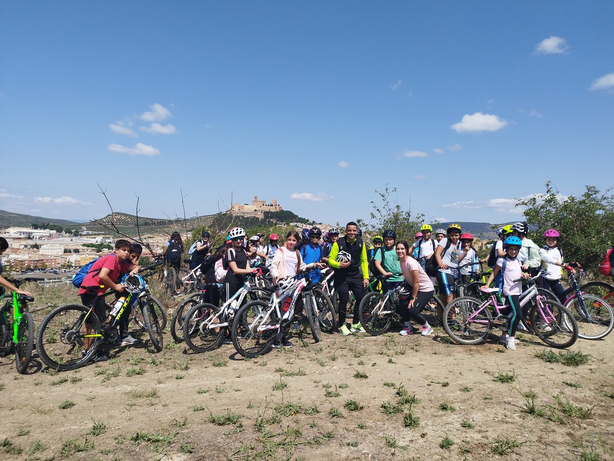 SAFAAlcala's tweet image. #MovilidadSostenible 🚲🚶
#HábitosDeVidaSaludable @ProEdSaludable🍐🍊🍓 
#EducaciónVial🚦
👇👇👇
El alumnado 6° EP ha participado en una bicicletada y caminata organizada por @Alcala_la_Real  #VillaEuropeaDelDeporte  
⤵️⤵️⤵️
#ProyectoStars #CaminosEscolaresSeguros