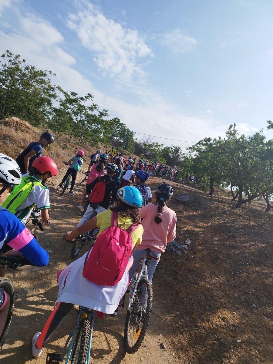 SAFAAlcala's tweet image. #MovilidadSostenible 🚲🚶
#HábitosDeVidaSaludable @ProEdSaludable🍐🍊🍓 
#EducaciónVial🚦
👇👇👇
El alumnado 6° EP ha participado en una bicicletada y caminata organizada por @Alcala_la_Real  #VillaEuropeaDelDeporte  
⤵️⤵️⤵️
#ProyectoStars #CaminosEscolaresSeguros
