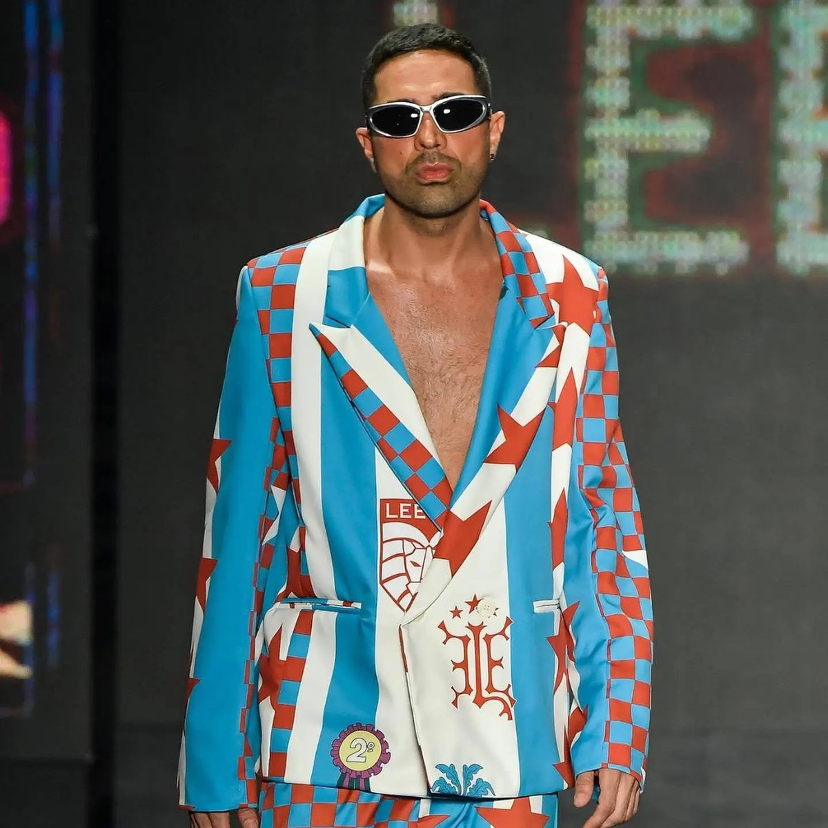 ZonaSuburbana's tweet image. @donl___ desfila para David Lee no SPFW 2023

#Rap #HipHop #DavidLee #DonL #Parangaba #SPFW

🔽Matéria completa acesse🔽

zonasuburbana.com.br/don-l-desfila-…