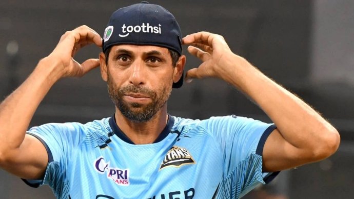 karthik_1710's tweet photo. Let's not forget the real hero of CSK though. I mean Mohit was bowling the perfect over. Nehra then sent a guy with drinks with some advise which surely seems to have destroyed the momentum Mohit had. What was this guy even thinking? #IPLFinal2023 https://t.co/gEqtqxuY8W