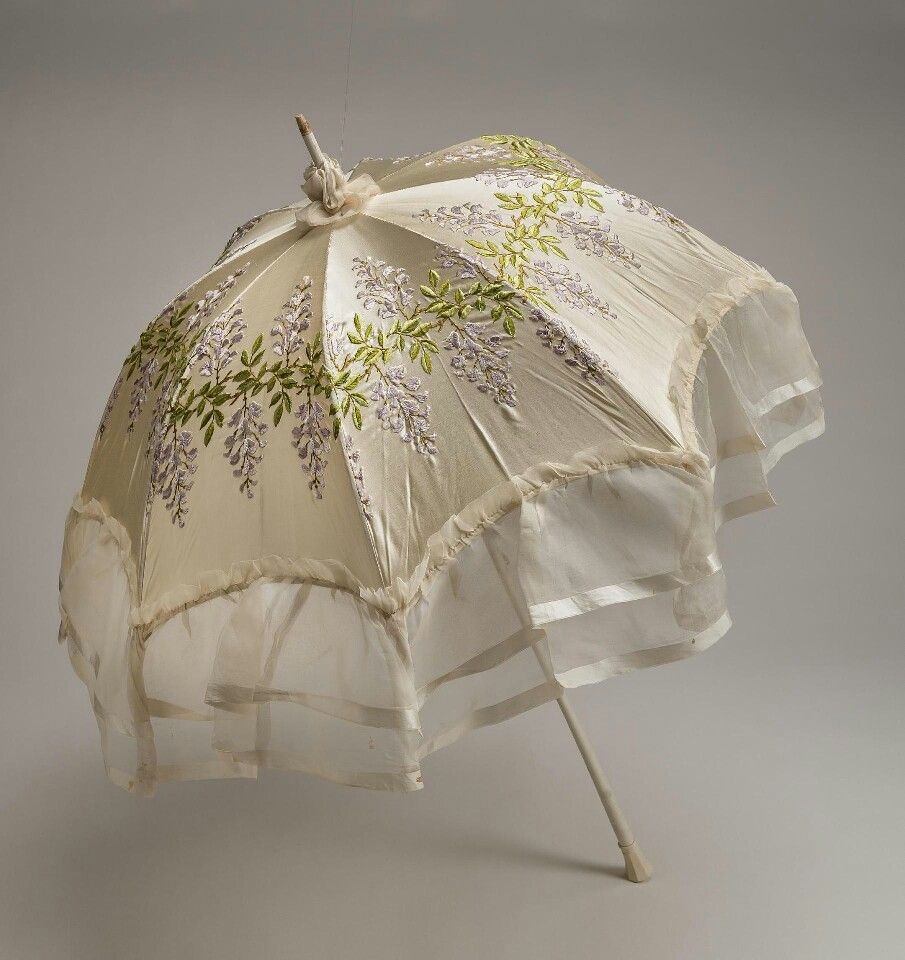 花刺繍で飾られた白のパラソル、
アレクサンドラ・フョードロヴナ (ニコライ2世皇后)が所有していた日傘になります。エルミタージュ美術館, Hermitage Museum