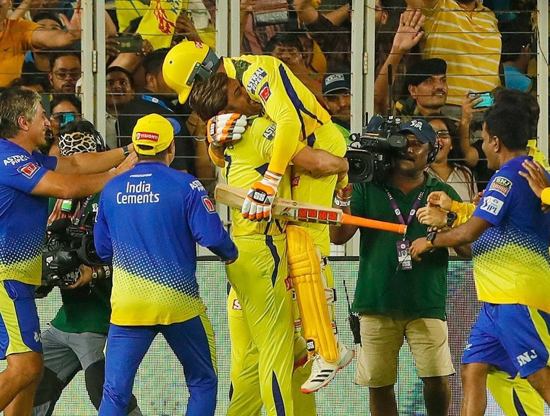 Atheist_Krishna's tweet photo. MS Dhoni lifting the Cup. https://t.co/wwrLbeSprD