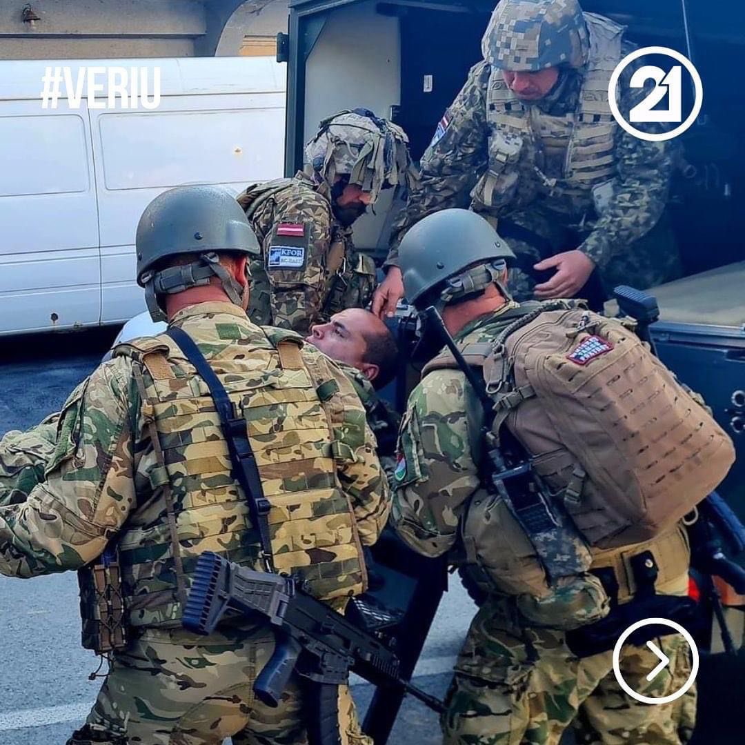 arnavutgenclik's tweet photo. Kosova’nın kuzeyinde (Mitrovica) yeni seçilen Arnavut belediye başkanlarının görevlerine başlamasını engelleye çalışan provakatör sırplar tarafından yükselen gerilimde bugün Zveçan’da NATO'nun Kosova Barış Gücü (KFOR) ve Kosova Özel Harekat askerleri yaralandı.
#VERIU https://t.co/GCzIlmwvBo