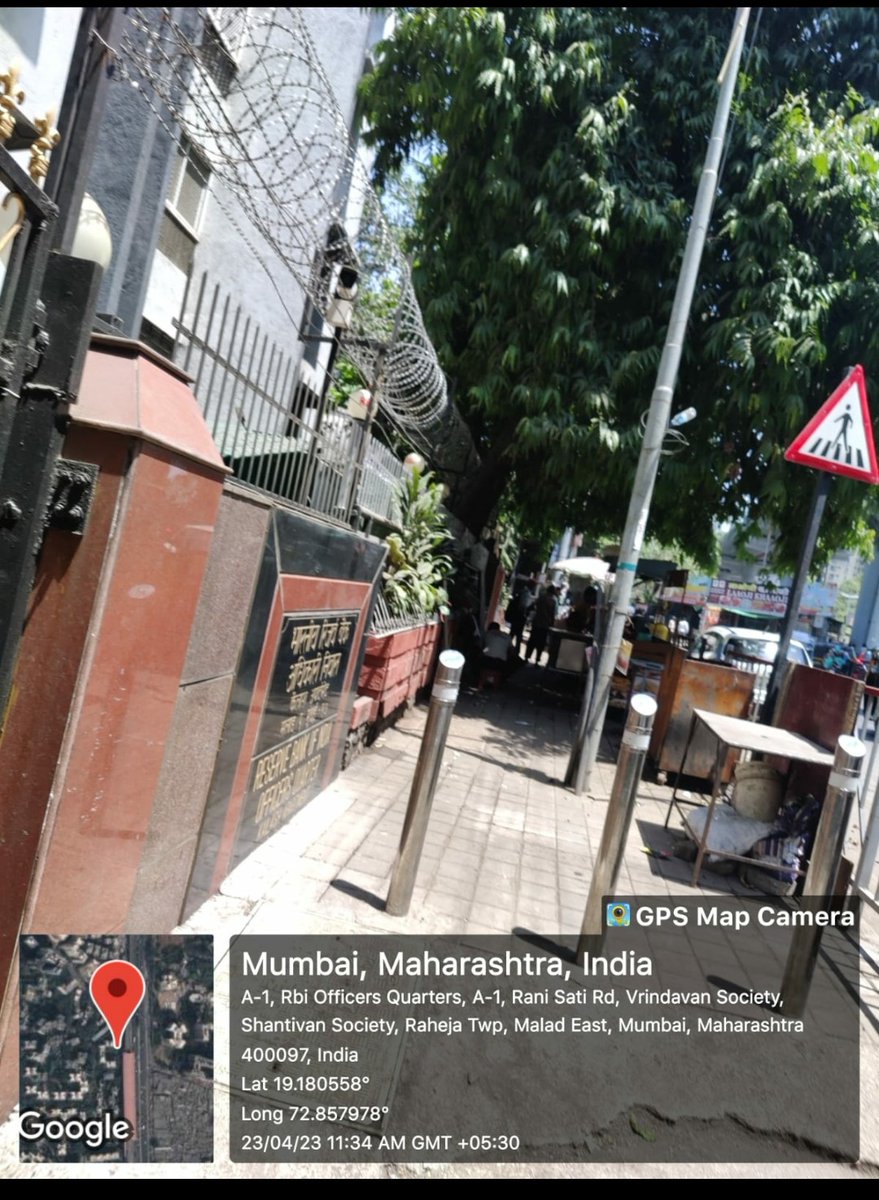 Bansari67785553's tweet photo. @MumbaiPolice @CPMumbaiPolice Persistent hawker issue near Dindoshi Metro Station, Malad East. 📢 Despite providing evidence of nuisance to the public, authorities fail to take action. 🤷‍♂️ Time for police and municipal corporation to address the concerns raised by the community! https://t.co/xhGQCLqadF