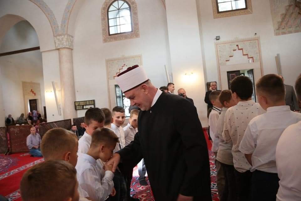 Slika govori više od hiljadu riječi, dječja srca i duše vide mnogo bolje i iskrenije od mnogih starijih i zavedenih. Allah nam poživio reisa.