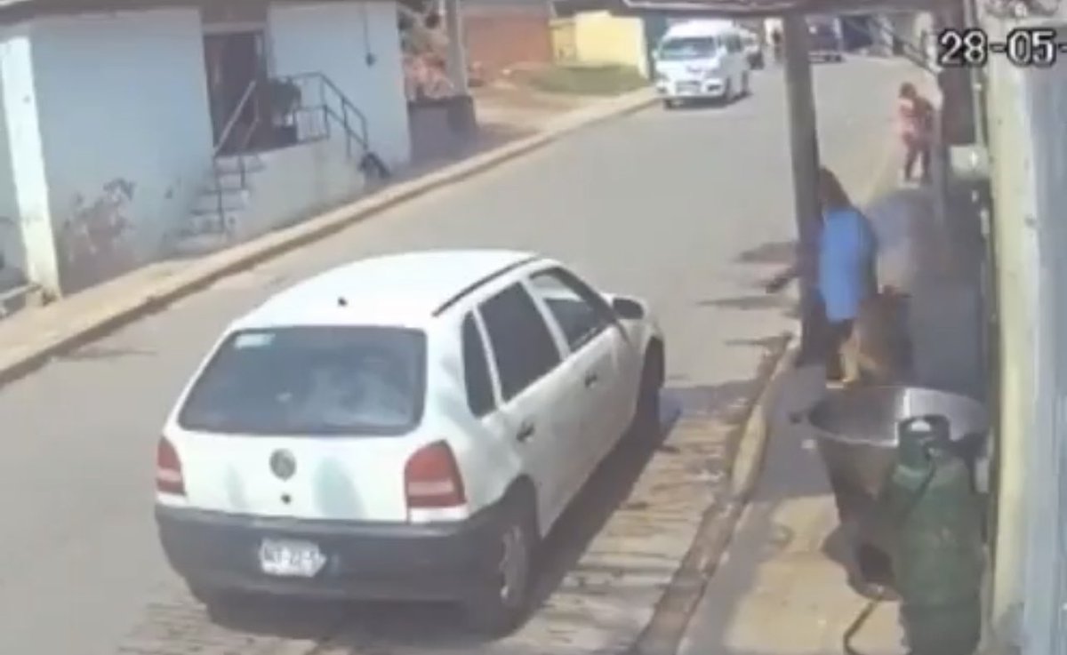 SE BUSCA, INFELIZ!
Es el imbécil q arrojó a un perrito, a un cazo con aceite hirviendo en Tecamac.
Se peleó con un carnicero, y al salir del negocio llamado Chuky, creyó q era suyo, por eso lo aventó ahí.
Si lo reconoce, denúncielo a <a href="/FiscaliaEdomex/">Fiscalía Edoméx</a>, <a href="/SS_Edomex/">Secretaría de Seguridad del Estado de México</a> o mande MD.