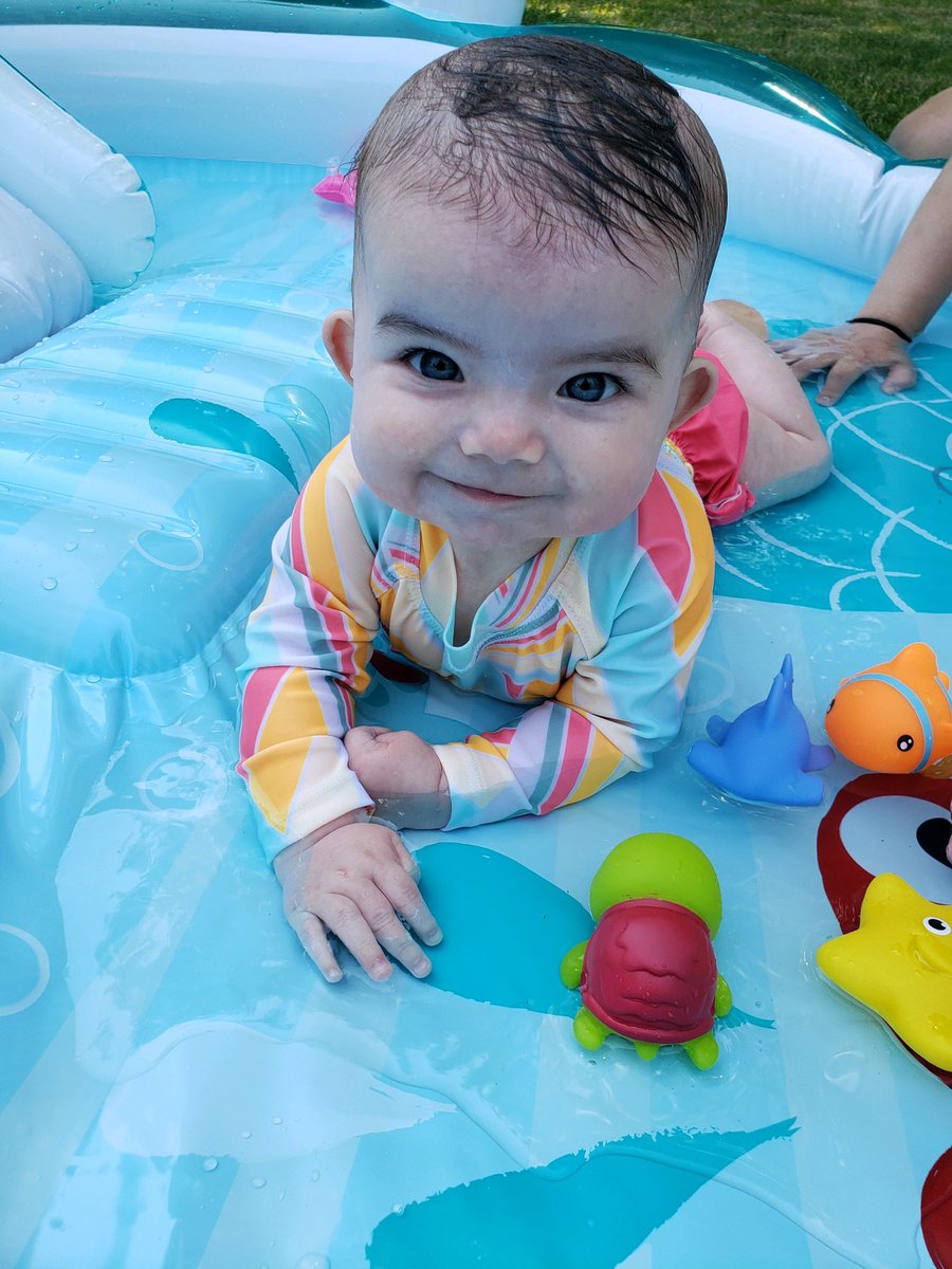 Pool time 👙🌴☀️