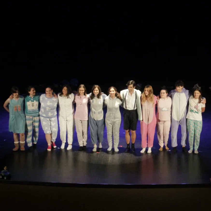 Y volvieron las jornadas de teatro con nuestros alumnos como grandes protagonistas de estas divertidas obras. Con ellas finalizamos el curso de nuestra escuela gratuita para jóvenes de EdeTeatro. Gracias a todos por acompañarnos