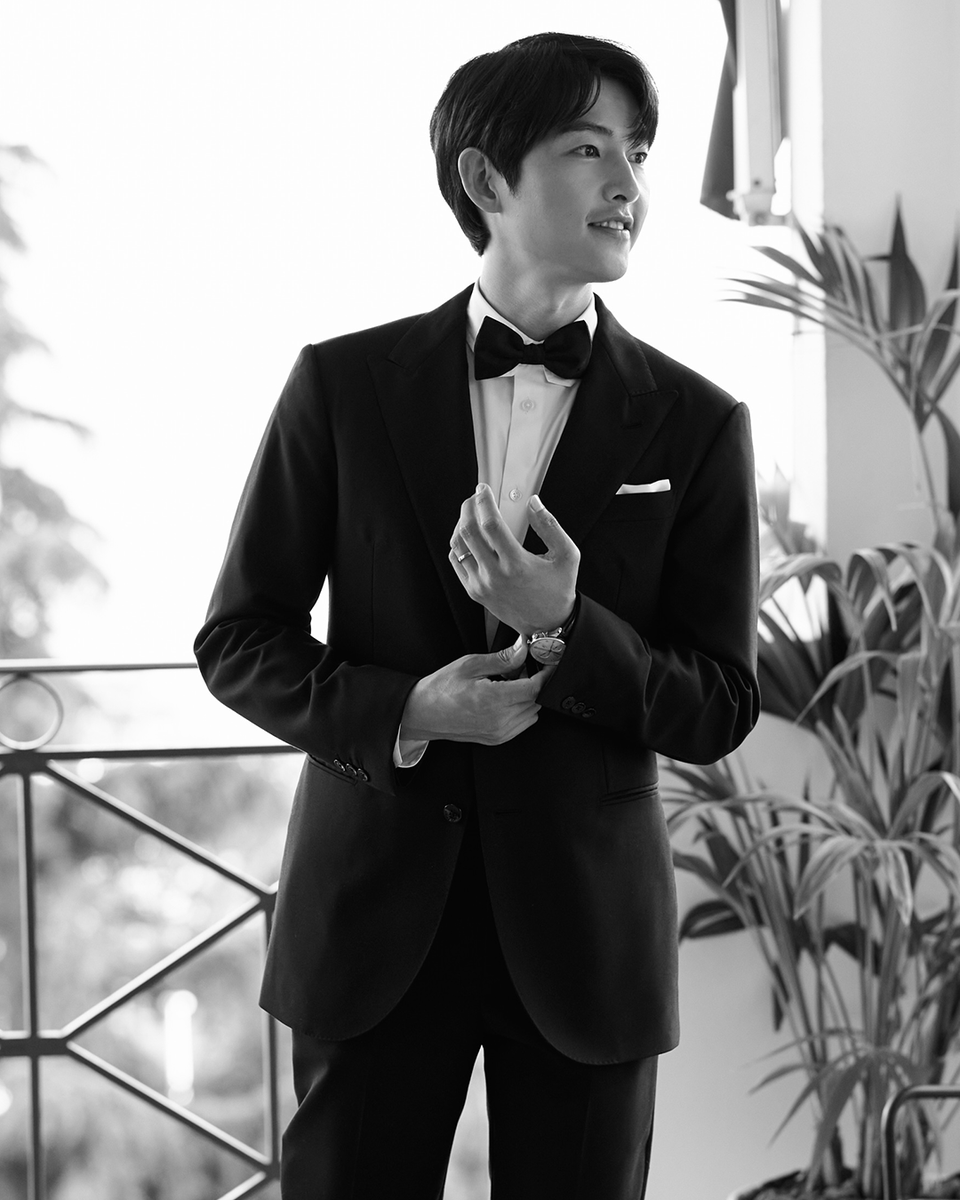 Cannes Film Festival 2023. House Ambassador Song Joongki  chose a classic black suit for his appearance at the 76th edition.

#SongJoongki #LouisVuitton #Cannes2023