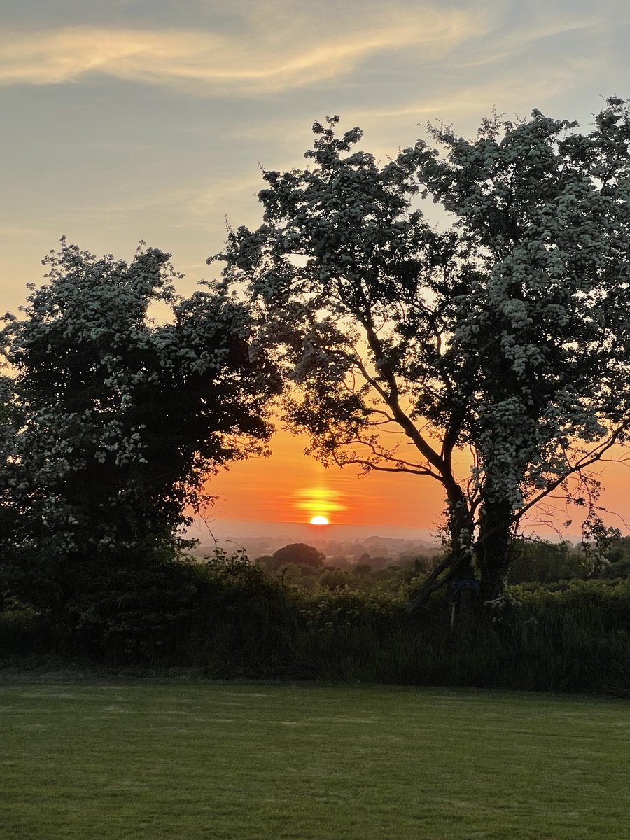 lornybelton's tweet photo. Expect to see a few nice sunsets over the coming days ⁦@barrabest⁩ ⁦@angie_weather⁩ ⁦@bbcniweather⁩ beautiful here in #rasharkin https://t.co/BJ6ZZHsScK