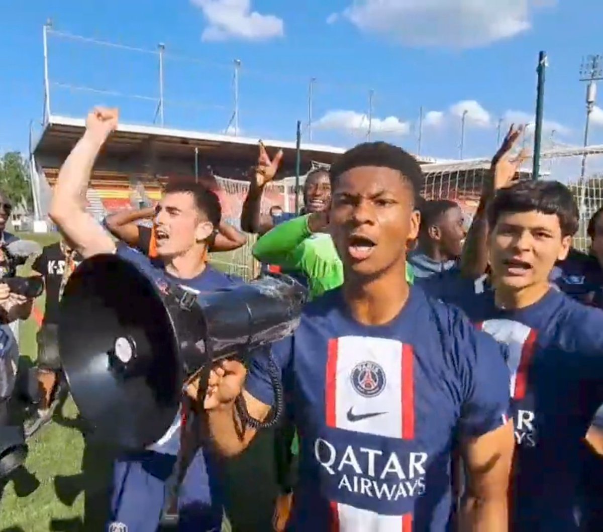 Je vois beaucoup de gens s'inquiéter de l'absence probable de sanctions pour Nehemia Fernandez (retenez son nom), le U19 du PSG qui a l'insulte facile envers les marseillais.
Perso, le seul truc qui m'inquiète c'est qu'il m'amène ma commande Uber Eats bien chaude dans 2 ou 3 ans.