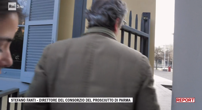 reportrai3's tweet photo. - Buongiorno dott. Fanti, Giulia Innocenzi Report Raitre. Ho bisogno di farle vedere queste immagini, sono del Consorzio del prosciutto di Parma.
- Mi scusi lei sta passando una proprietà privata #Report https://t.co/UZbZpVl7Kb