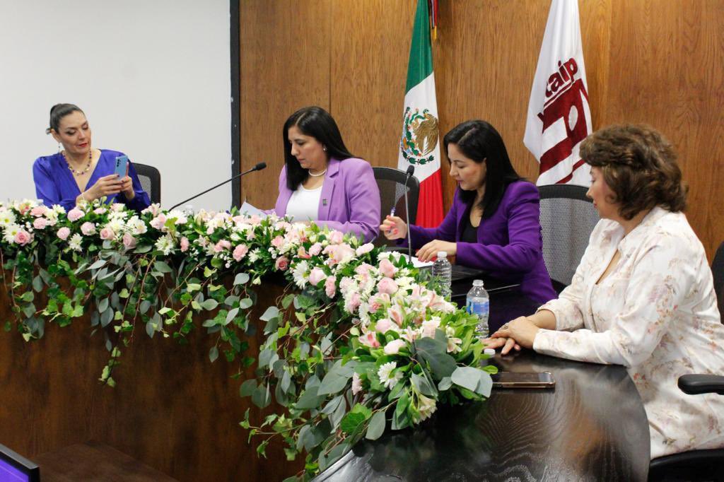 TEE_Chihuahua's tweet image. 📌La Magistrada Presidenta, @Roxgamo, firmó como testigo de honor el Convenio para la instalación del software #Integra2, realizado entre el @ICHITAIPOficial y el @ICMUJERGOBIERNO, de igual forma estuvo presente en la Inauguración de la Sala de Lactancia del @ICHITAIP.