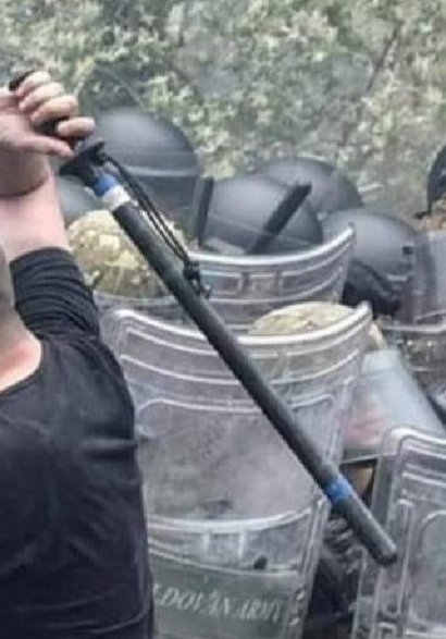 Veljko23348418's tweet photo. Imamo li stručnjaka na tw da objasni iz kog magacina je ova alatka , iz čijeg arsenala u rukama mirnih građana ? https://t.co/txXiS05z2v