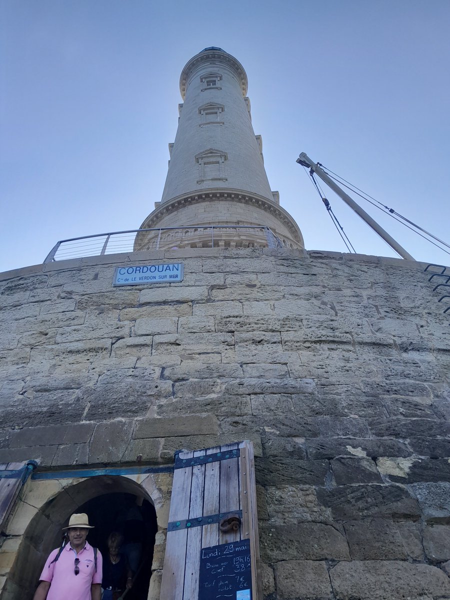 Magnifique phare de Cordouan, sentinelle de l'estuaire de la Gironde, inscrit au patrimoine mondial de l'Unesco depuis juillet 2021. 67 mètres, 301 marches..et d'en haut une vue fabuleuse 😀#Cordouan #Gironde