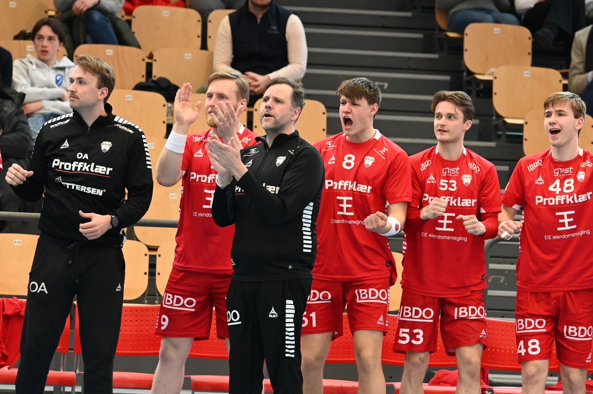 Vi gikk i studio med <a href="/TESkarpsino/">Tom Eirik Skarpsno</a> rett etter <a href="/ElverumHandball/">Elverum Håndball</a> - <a href="/KolstadHandball/">Kolstad Håndball</a> på søndag. Kampen fikk helt naturlig mye fokus sammen med sesongen og livet ellers til <a href="/HaslumHK/">Haslum Håndballklubb</a> 🤩

Spotify; open.spotify.com/episode/5v75uS…