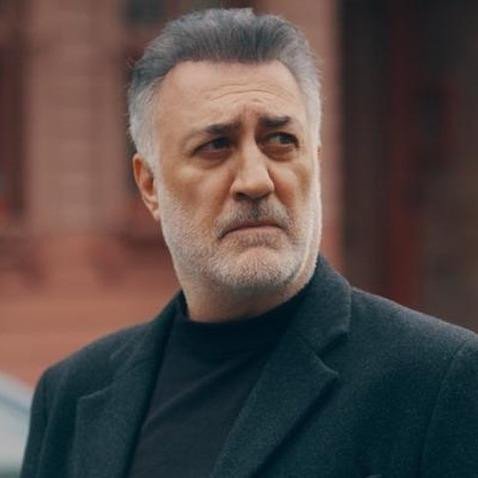 turuksoz's tweet photo. Tamer Karadağlı: 

"Merve Dizdar'ı yürekten kutluyorum. Türk vatandaşı olarak gurur duydum. Göğsüm kabardı. Ama ödülü Fransa'da alıyor, Fransa'nın yıllarca işgal ettiği Cezayir için aynı şeyleri düşünüyor mu? Cezayirli kız kardeşleri için de geçerli mi söyledikleri?" https://t.co/Mf3U1EmjYo