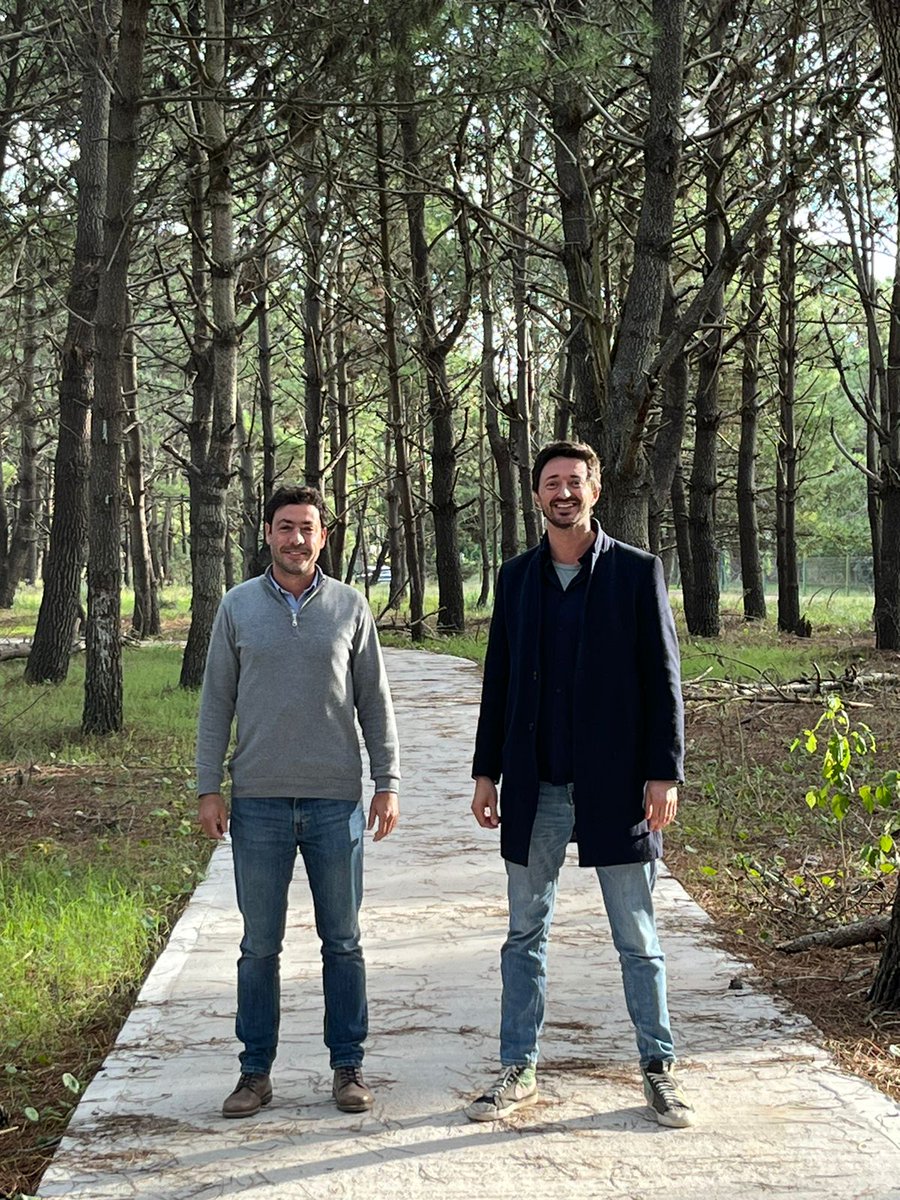 martinyeza's tweet photo. Queridos vecinos de Pinamar, 

Muchos de ustedes ya saben que hace un tiempo tomé la decisión de no volver a presentarme como candidato a intendente de Pinamar. Para decirlo de forma sencilla: creo que dos periodos fueron suﬁcientes para plantear un horizonte y para llevar adelante las mejores ideas que hasta acá pudimos lograr. 

Quedan muchas cosas por hacer y por supuesto les prometo que voy a seguir comprometido con Pinamar: es sólo que en adelante serán otras personas del equipo las que buscarán darle continuidad a lo que se hizo bien, y mejorar en todas las cosas en las que todavía no pudimos lograr cambios positivos. 

Quiero contarles que el candidato a intendente por el PRO va a ser Juan Ibarguren @JuanIbarguren. 

Juan es un amigo y joven profesional que trabaja en el equipo desde el inicio de este periodo de transformación. Su gestión en la Secretaría de Turismo demostró que Juan entiende y busca lo mismo que la gran mayoría de vecinos de Pinamar: que lo primordial es cuidar los puestos de trabajo: que lo primordial es tener una ciudad que acompañe a los que quieren invertir y generar oportunidades; que lo primordial es tener una ciudad hermosa tanto para los vecinos como para los visitantes. 

Encaramos este año electoral sabiendo que la cosa está brava para todos, pero es nuestro anhelo encontrar la forma de conversar, al menos un ratito, con todos uds, una vez más. Estar cerca y conversar sobre las cosas que nos hacen falta como vecinos: estar cerca y conversar, como lo hicimos siempre desde 2015. 

Confío en que todos ustedes, vecinos de Pinamar, nos van a acompañar para profundizar las transformaciones… y también confío en que nos van a marcar la cancha para ayudarnos a mejorar en todo lo que haga falta. 

Un abrazo a todos, 

Martín.