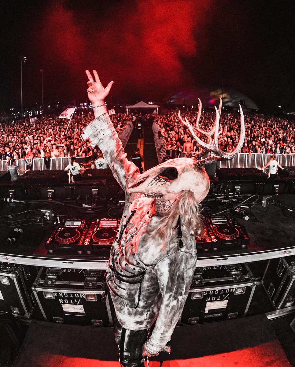 TheEDMNetwork's tweet photo. Looks like @OfficialRezz is planning a B2B with @svddendeath 👀🔥 https://t.co/ZYBQlr5cjg