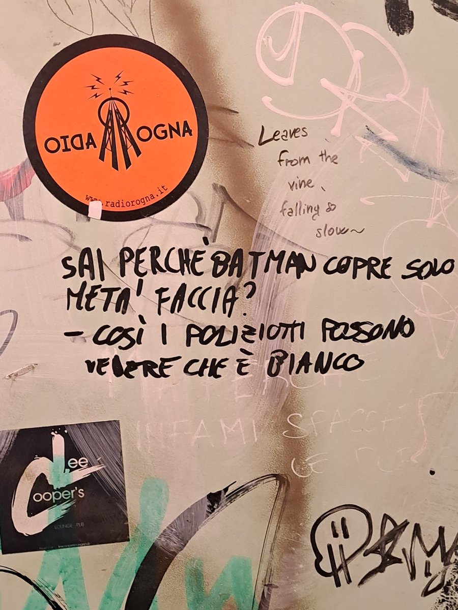 Durante il <a href="/festivalmatti/">festivaldeimatti</a>  abbiamo scoperto un importante segreto di Batman, rivelatosi nei bagni dell'accademia di belle arti
 
È stato stupendo, dài