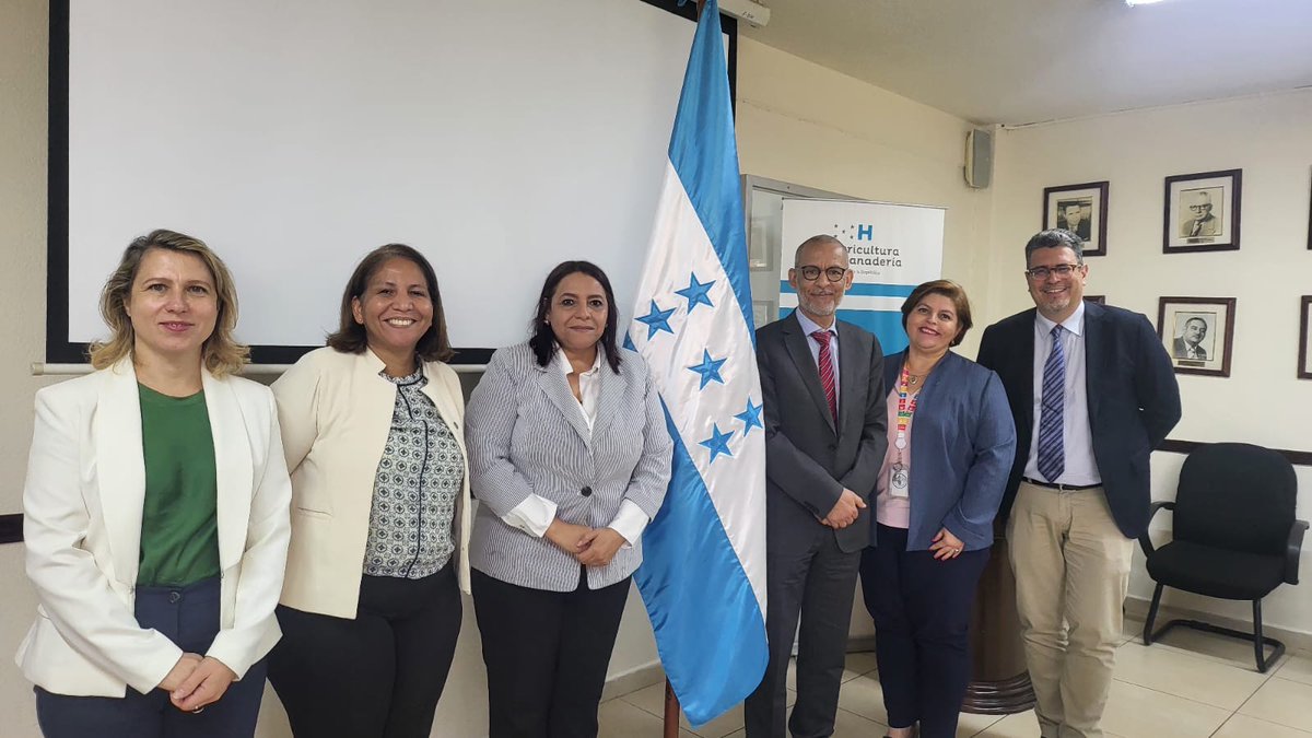 Este día ministra @LauraSuazoT de @saghonduras recibió al director del Centro de Inversiones de la @FAO @MManssouri quien realiza misión por #Honduras. El CFI opera en más de 120 países y proporciona  apoyo financiero y de inversión a los miembros de la FAO.

#CFI @FAOInvest